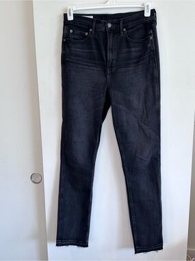 GAP Women Skinny Jeans in Washed Black